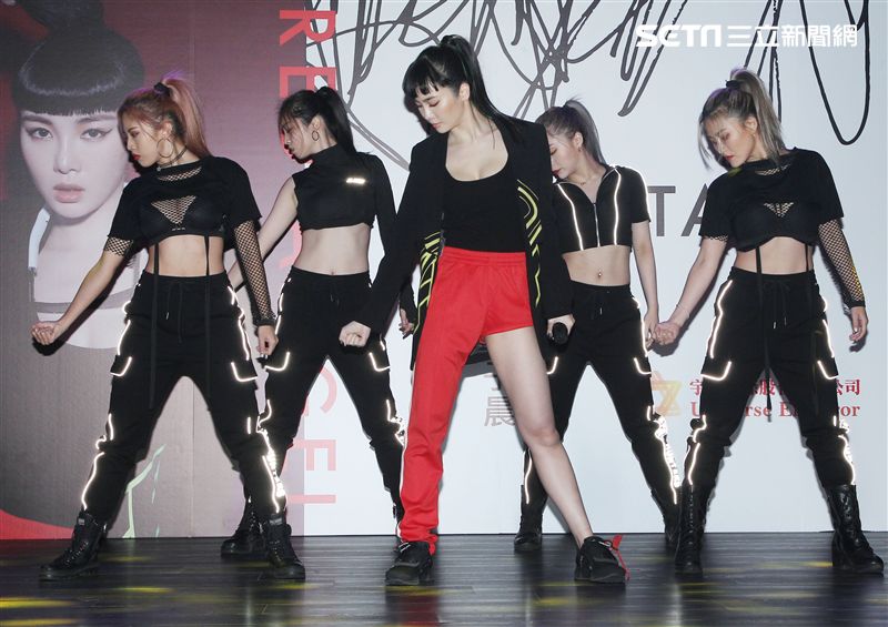 舒子晨推出個人首張EP，大跳高難度舞步。（記者邱榮吉/攝影）