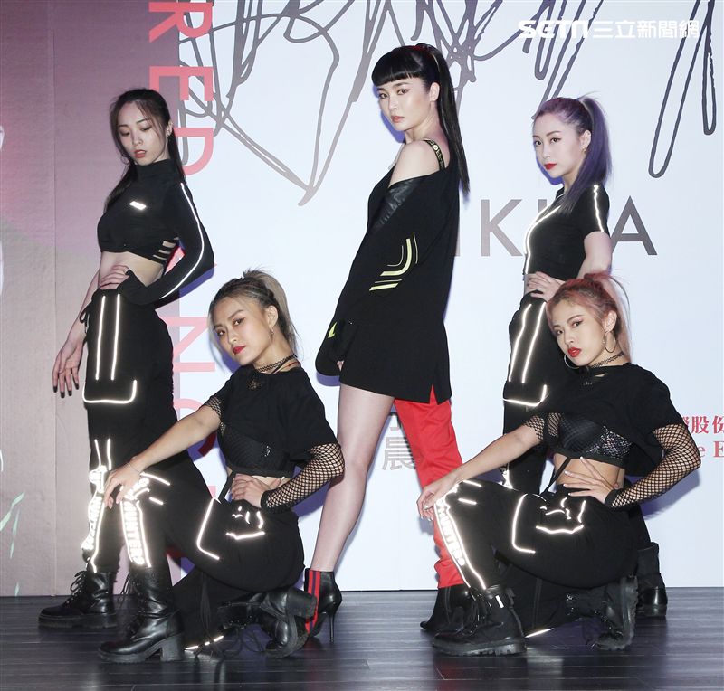 舒子晨推出個人首張EP，大跳高難度舞步。（記者邱榮吉/攝影）