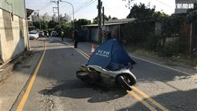 可惡！小貨車亂超車　害騎士摔倒遭輾斃還肇逃