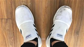 老師哭哭！穿新鞋5小時後竟變了樣…真相照曝光網笑翻（圖／翻攝自爆廢公社公開版）