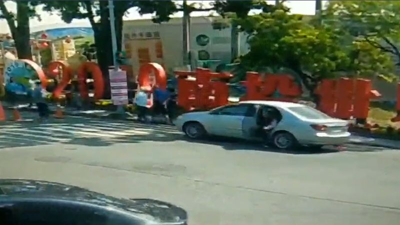 停車忘打P檔衝人群　勇警機智解危