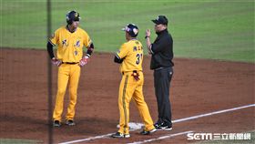 王威晨露踩一壘壘包遭判出局。（圖／記者王怡翔攝影）