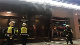 台北市羅斯福路五段一棟大樓地下2樓發生火警，民眾拍下濃煙不斷自大樓門口竄出。（圖／民眾提供）