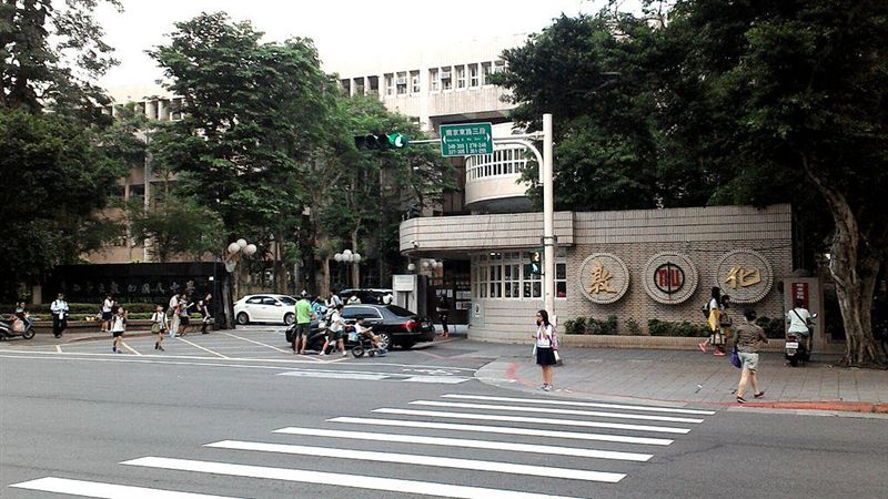 染諾羅生嘔吐　敦化國中小憂泳池感染