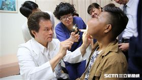 麥可左臉長出一顆約12公分的腫瘤，眼鼻被擠壓變形，讓他僅能用口呼吸。（圖／花蓮慈濟醫院提供）