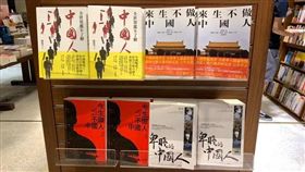 中國,店員,陳列,書籍,自由,民主,Dcard　圖／翻攝自Dcard