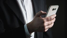 男遠端看監視器…驚見自家車道寫SOS！急報警救出失蹤婦（圖／翻攝自Pixabay）