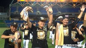 ▲Lamigo球團領隊劉玠廷（左）3連霸後享受啤酒浴。（圖／記者蕭保祥攝影）