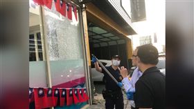 桃園市議員劉安祺的服務處傳出槍擊，落地玻璃被打穿，當時劉安祺就坐在玻璃內泡茶。（圖／劉安祺服務處提供）