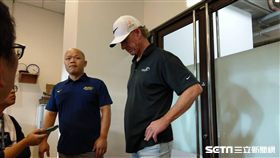 伯納和大家說告別。（圖／記者王怡翔攝影）