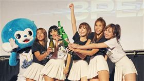 桃園市政府第二現場，鄭文燦同噴香檳。（圖／桃猿提供）