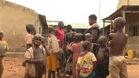 烏干達女子生了44小孩。（圖／翻攝自Kassim Kayira YouTube

https://www.youtube.com/watch?v=v41Vyh7yjBI