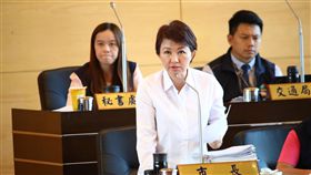 盧秀燕：依法標售土地挹注財源　穩定市府財政台中市長盧秀燕（前）17日在議會表示，國家賦予地方政府調度財源的方式包括稅收、舉債、土地變現等，其中舉債需付利息，恐債留子孫；相較於前市府大幅舉債，新市府上任後，依法透過區段徵收與土地重劃等方式挹注財源，讓政府財政更穩定，保障市民權益。中央社記者郝雪卿攝　108年10月17日