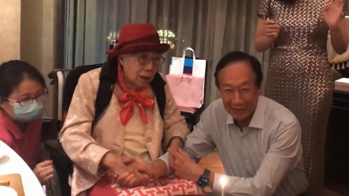 郭董喜迎70歲　郭媽媽這句話逼哭人