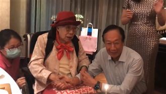 郭董喜迎70歲　郭媽媽這句話逼哭人