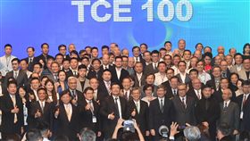 陳副總統出席亞太循環經濟論壇閉幕（1）「2019亞太循環經濟論壇」17日在高雄舉行閉幕儀式，副總統陳建仁（前中）出席，並見證台灣循環經濟大聯盟（TCE100）成立。中央社記者程啟峰高雄攝  108年10月17日