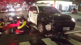 基隆不平靜！警局被撞又見警車撞騎士