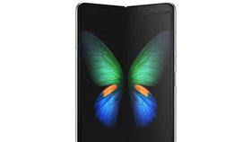 三星Galaxy S10系列正式亮相，也宣告Galaxy邁向10周年的里程碑，首款折疊手機「Galaxy Fold」問世，價格1980美元起（超過新台幣61500元）
（圖／三星提供）