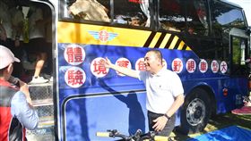 大車視野死角體驗前進校園台北區監理所17日表示，經深入校園，讓學生實境體驗大型車視野死角與內輪差，能更讓年輕學子們了解自身所處險境。圖為新北市長侯友宜108年9月間前進校園視察大型車視覺死角實境體驗辦理情形。（新北市府提供）中央社記者黃旭昇新北傳真   108年10月17日