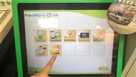 超商攜手銀行及票交所　推門市身分認證服務超商業者表示，民眾未來只要到全台門市，持業者核發的QR Code至FamiPort機台，插入晶片金融卡或自然人憑證，只需幾個步驟，最快1分鐘內即可完成開戶、戶籍謄本複本申請、證件補發、帳戶升級與各項款項扣付款等服務。（全家提供）中央社記者蔡芃敏傳真　108年10月17日