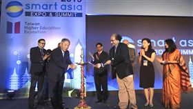 智慧亞洲展開幕  田中光與印度貴賓點燈駐印度代表田中光（前排左）與印度官員和貴賓17日為貿協在孟買主辦的2019年智慧亞洲展點燈開幕。中央社記者康世人孟買攝  108年10月17日