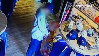 孩子眼前行竊　男偷3顆明星賽用棒球