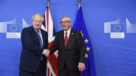 根據英國首相強生（左）和歐盟執委會主席榮科的說法，歷經數個月談判，英國與歐盟17日達成新脫歐協議。（圖取自twitter.com/EU_Commission）