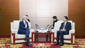 中國國家市場監督管理總局局長肖亞慶（前右）17日會見庫克（前左）等人。（圖取自中國國家市場監督管理總局官網）