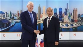 韓國瑜銷假與莫健會面高雄市長韓國瑜（右）請假投入總統選舉，18日銷假在高雄市政府鳳山行政中心與美國在台協會（AIT）主席莫健（James Moriarty）（左）會面。中央社記者陳朝福攝　108年10月18日