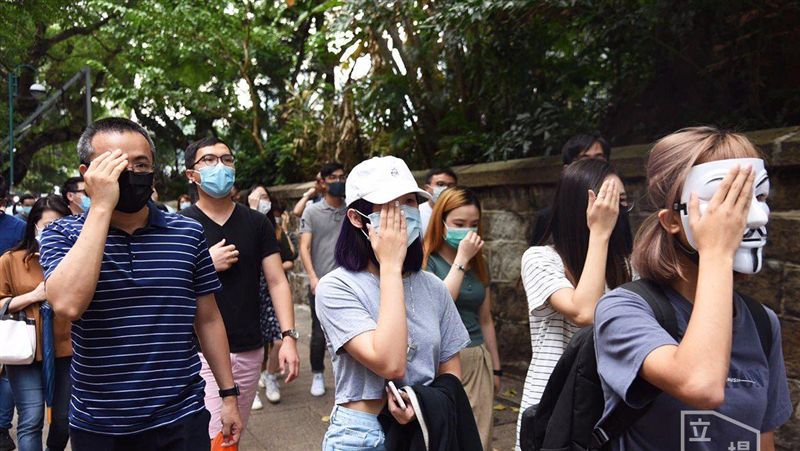 再現反送中快閃！港人戴口罩遊行