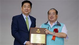 公共造產競賽表現優  嘉義縣奪縣市第一內政部政務次長陳宗彥（左）18日出席在嘉義縣108年度公共造產表揚暨觀摩會，頒發公共造產競賽第一名獎牌給嘉義縣政府，由民政處長楊健人（右）代表接收。中央社記者蔡智明攝  108年10月18日