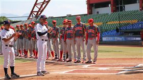 ▲亞錦賽社會人日本隊監督石井章夫，與中國隊比賽前列隊。（圖／中華棒協提供）