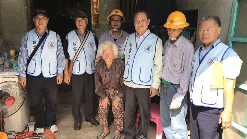查電表遇清苦長者　澎湖台電助整家園