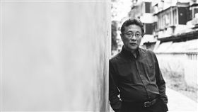 張大春小說城邦暴力團推20週年紀念版作家張大春的小說「城邦暴力團」近期推出20週年紀念版，全書架構龐大，展現以江湖寫歷史的企圖心，廣受各界好評。張大春說，江湖於他，牽涉到對「義理」的追求，信守義理的同時也背叛對義理的承諾，只是每個人背叛、信守的不同。（新經典文化提供）中央社記者陳政偉傳真　108年10月17日