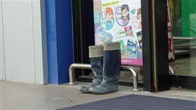 阿桑逛全聯！門口脫髒鞋「乾淨一顆心」畫面超衝擊　網惦惦：很少見了(圖/爆廢公社)