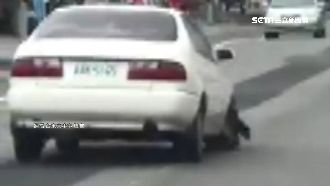 汽車爆胎　駕駛不聽勸繼續「向前行」