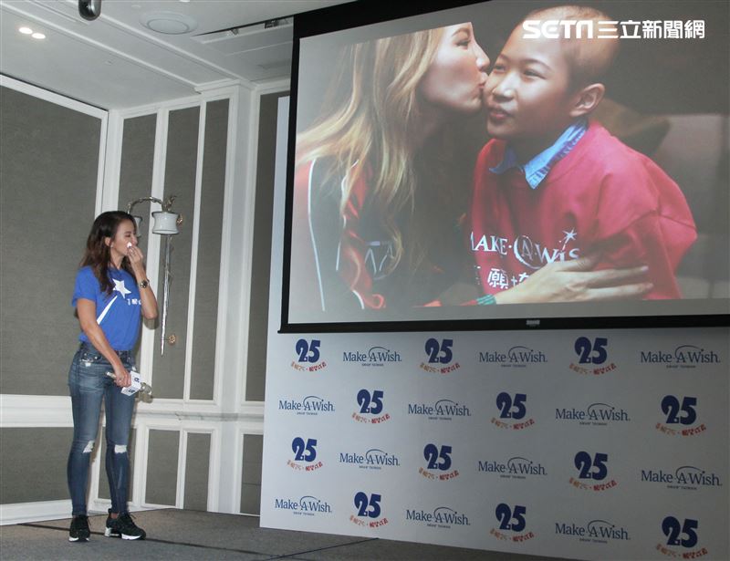 李玟看到「彤彤」的回憶影片當場淚崩。（記者邱榮吉/攝影）