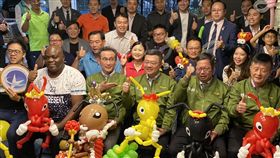 卓榮泰桃園輔選　剛果紅人喊主席好民進黨主席卓榮泰（前右3）18日前往桃園輔選時，遇到剛果籍廣告紅人伊馮（前左2）稱呼他「主席好」，讓卓榮泰相當開心。前右2為桃園市長鄭文燦。（民眾提供）中央社記者邱俊欽桃園機場傳真　108年10月18日