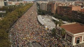 挺獨民眾的抗議行動今天進入新一波高峰，他們響應大罷工的號召，發起「為自由而行」遊行，下午齊聚巴塞隆納，警方估計約52萬5000人上街。（圖／翻攝自推特）