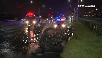 休旅車撞貨車翻覆　車起火駕駛送醫
