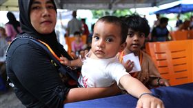 難民攜家帶眷到戶外流動義診就醫馬來西亞安邦的戶外流動義診擠滿了病患，難民攜家帶眷等待就醫。中央社記者黃自強吉隆坡攝  108年10月19日