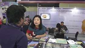 印度學生到台灣高教展洽詢留學事宜台灣高等教育展17到19日參與貿協主辦的智慧亞洲展，吸引印度學生到台灣中山大學攤位洽詢留學事宜。中央社記者康世人孟買攝  108年10月18日