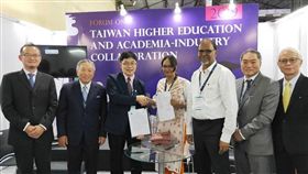 在駐印度代表田中光（左2）見證下，高雄醫學大學醫化系主任許智能（左3）與印度理工學院久德浦爾分校18日簽署博士雙聯學位協議。（高雄醫學大學醫化系提供）中央社記者康世人孟買傳真 108年10月18日