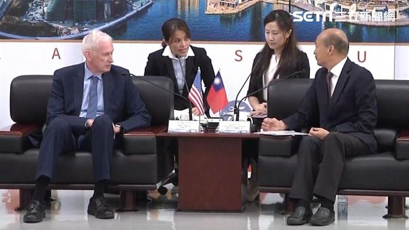 與韓合照　莫健疑似斜眼偷瞄、翻白眼