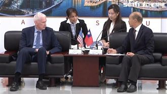 與韓合照　莫健疑似斜眼偷瞄、翻白眼