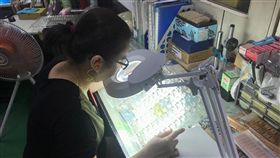 家有一老如有一寶　熟齡員工讓公司看見更美風景利達精密科技聘用不少熟齡員工，雖然部分員工視力不佳、有老花情形，公司透過添購光學輔具，便能解決此問題。（利達精密科技公司提供）中央社記者潘姿羽傳真　108年10月19日