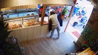 欺負麵店只有女員工　囂張賊當眾行搶