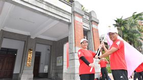 新竹市全國運動會代表隊授旗出征（2）新竹市全國運動會代表隊19日前往新竹市政府，由新竹市副市長沈慧虹（左）為選手及教練授旗，期勉代表隊征戰108年全國運動會延續氣勢，再創佳績。（新竹市政府提供）中央社記者魯鋼駿傳真　108年10月19日