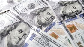 針對空中巴士接受非法補貼爭端，美國18日對價值75億美元的歐盟貨品課關稅生效幾小時後，有跡象顯示，談判人員準備好協商找解方。圖為美金。（圖／翻攝自Pixabay圖庫）