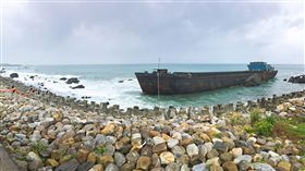 陸無主貨船擱淺宜蘭近月　將就地拆解回收一艘中國大陸籍無主貨船9月底在宜蘭頭城大溪漁港外擱淺至今，交通部航港局19日表示，22日將展開船體就地拆解回收作業，預計30個工作天完成。（航港局提供）中央社記者汪淑芬傳真　108年10月19日